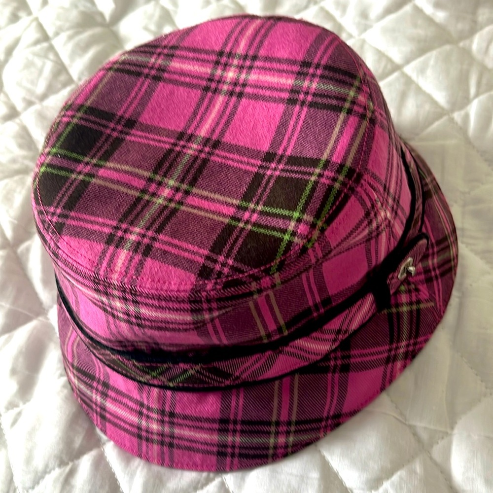 COACH Hat NICE PLAT DESIGN in great condition - cloth material